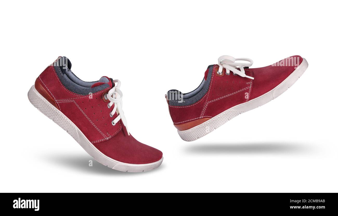 Stylish casual rot Wildleder Schuhe gehen vorwärts, isoliert auf weißem Hintergrund, Lifestyle-Konzept Stockfoto