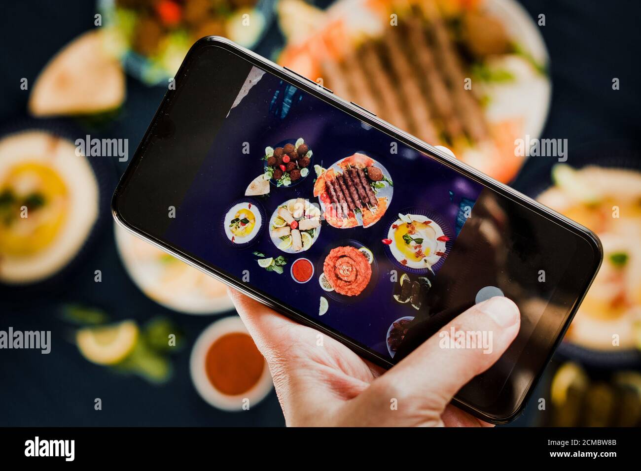 Handy mit Food-Bild für Social Media. Stockfoto