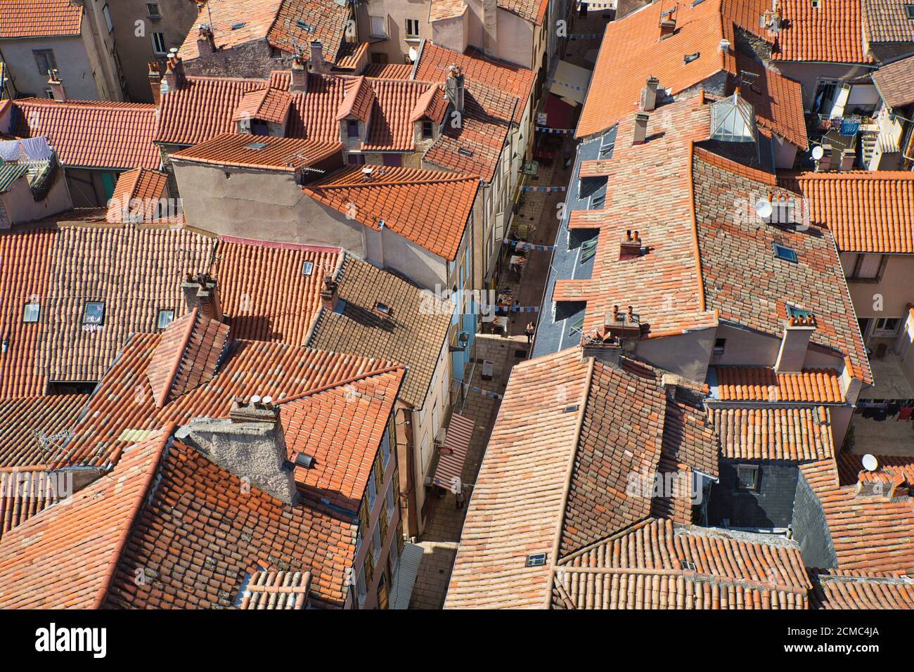 Blick über die roten Ziegeldächer der Stadt Millau, Aveyron, Frankreich Stockfoto