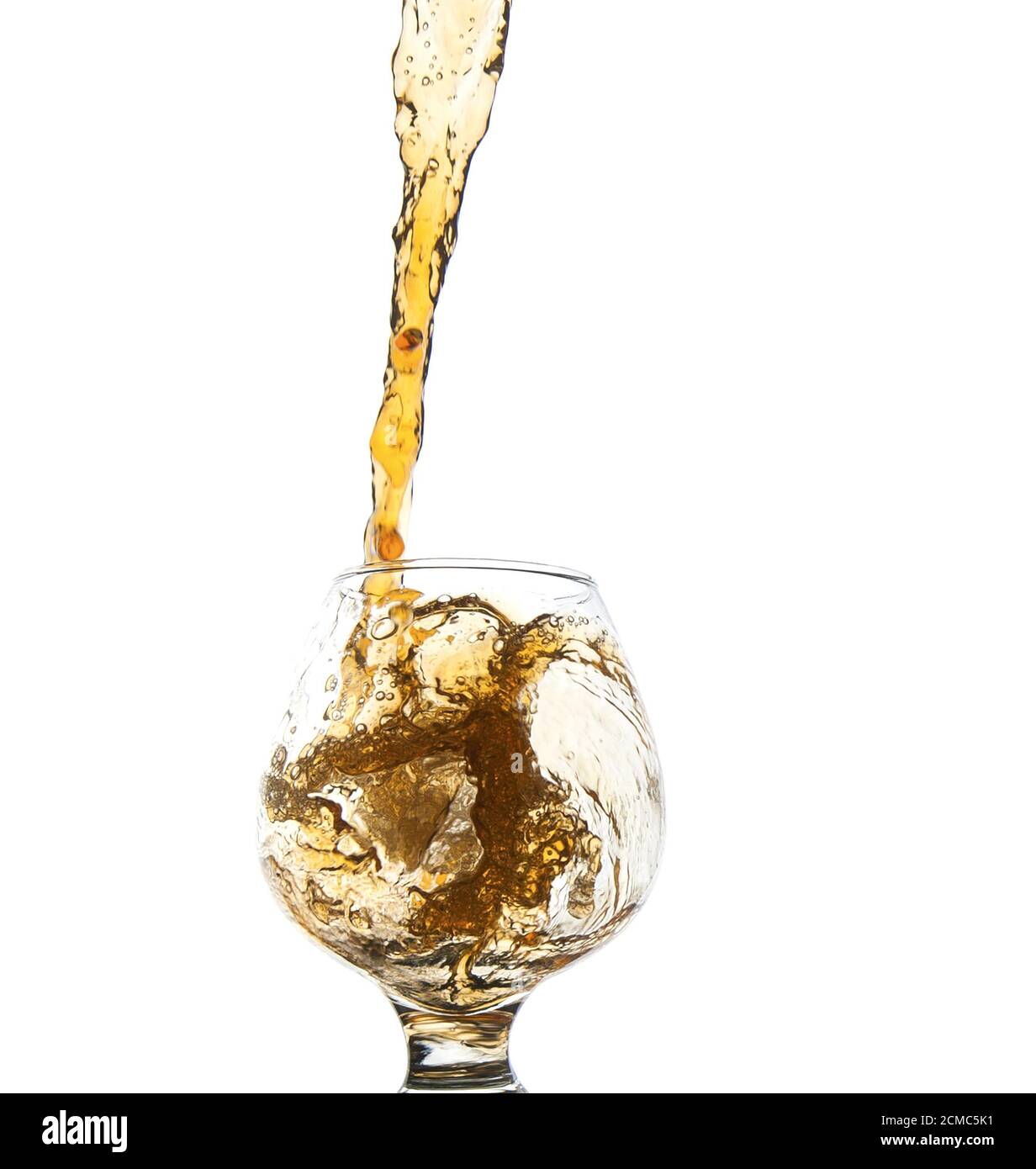 Whiskey in ein Glas gegossen wird. Stockfoto