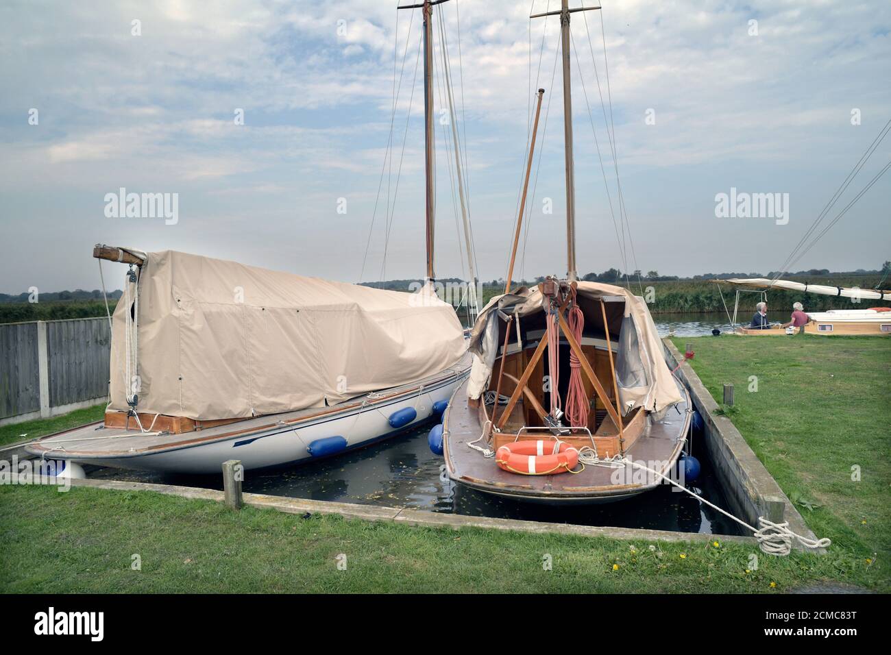 Boote auf dem Fluss Thurne in Marthamboat Werft norfolk england festgemacht Stockfoto