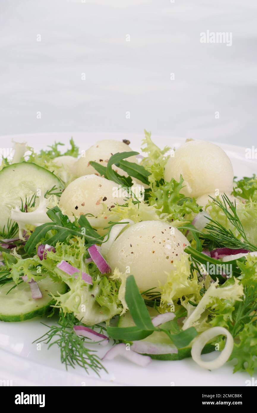 Melonensalat mit Rucola und Gurke Stockfoto
