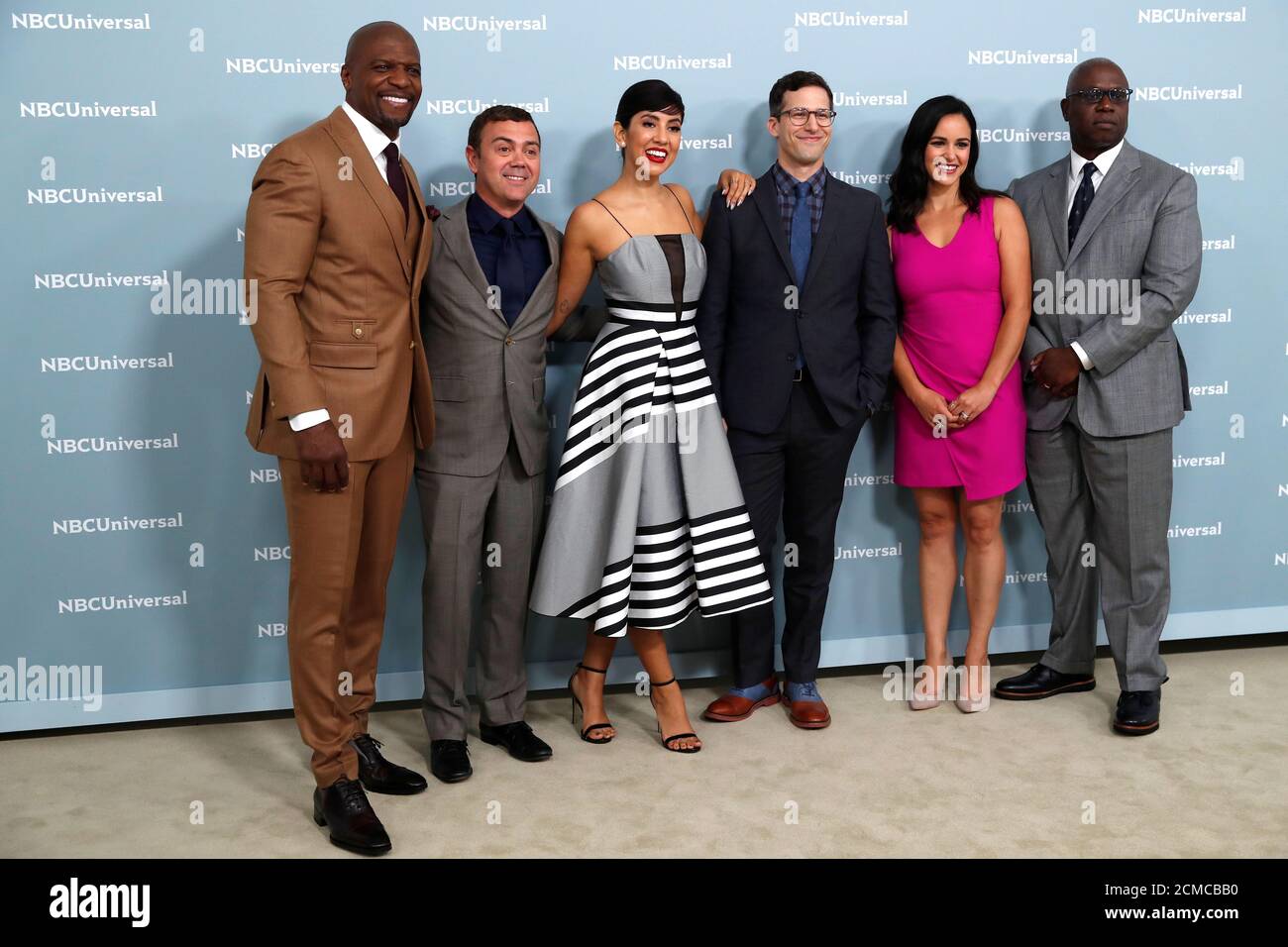 Die Darsteller der NBC-Serie 'Brooklyn Nine-Nine' posieren für Fotografen  bei der NBCUniversal-Vorpräsentation in New York City, New York, USA, 14.  Mai 2018. REUTERS/Mike Segar Stockfotografie - Alamy