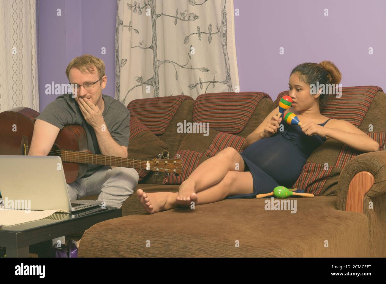 Multi-ethnischen Paar verheiratet und in der Liebe im Wohnzimmer Stockfoto