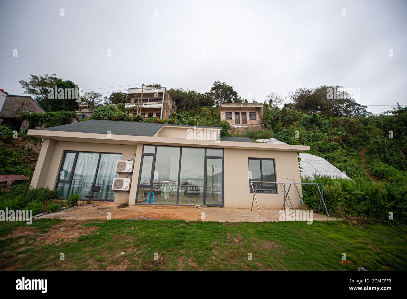 Xiangshan. September 2020. Das Foto vom 16. September 2020 zeigt eine neue Wohnung (unten) und alte Wohnungen (oben) von Dorfbewohnern im Dorf Shatangwan, Bezirk Xiangshan, Stadt Ningbo in der ostchinesischen Provinz Zhejiang. Mit einer Geschichte von mehr als 400 Jahren, entwickelte das Fischerdorf Shatangwan ökologischen Tourismus unter Ausnutzung der lokalen Umwelt in den letzten Jahren. Quelle: Jiang Han/Xinhua/Alamy Live News Stockfoto