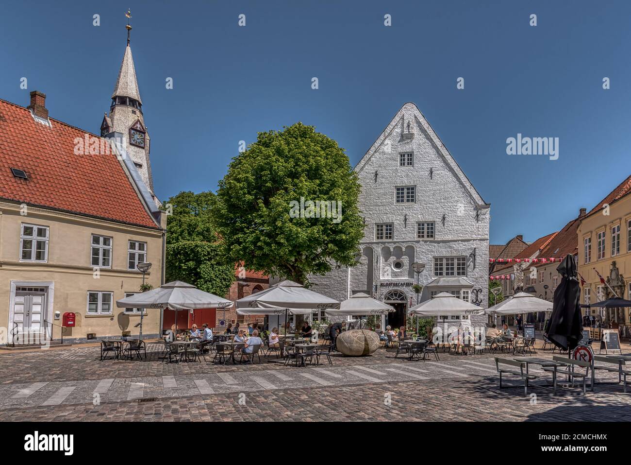 Der Marktplatz in Tonder mit Restaurants und Sonnenschirmen im Sonnenschein, Dänemark, 1. Juni 2020 Stockfoto