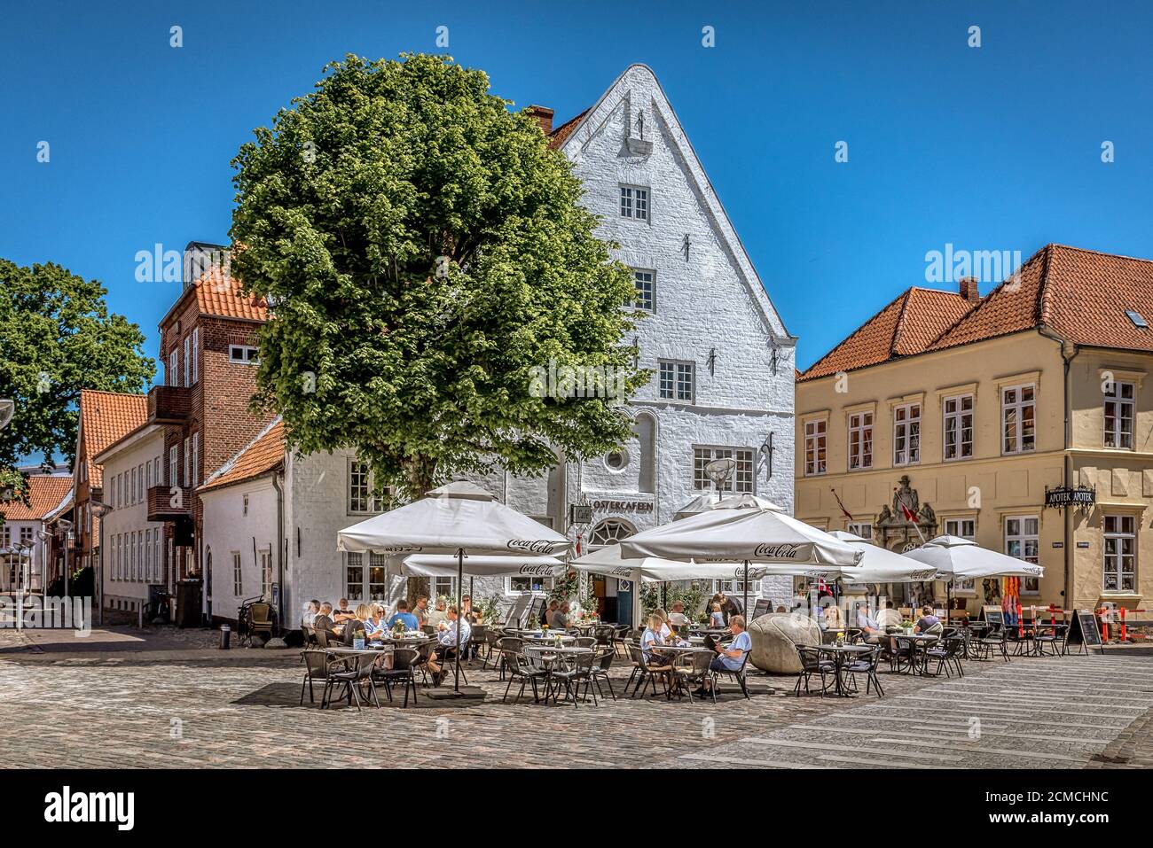 Restaurants in der Sonne mit Sonnenschirmen auf dem Platz in Tonder, Dänemark, 1. Juni 2020 Stockfoto