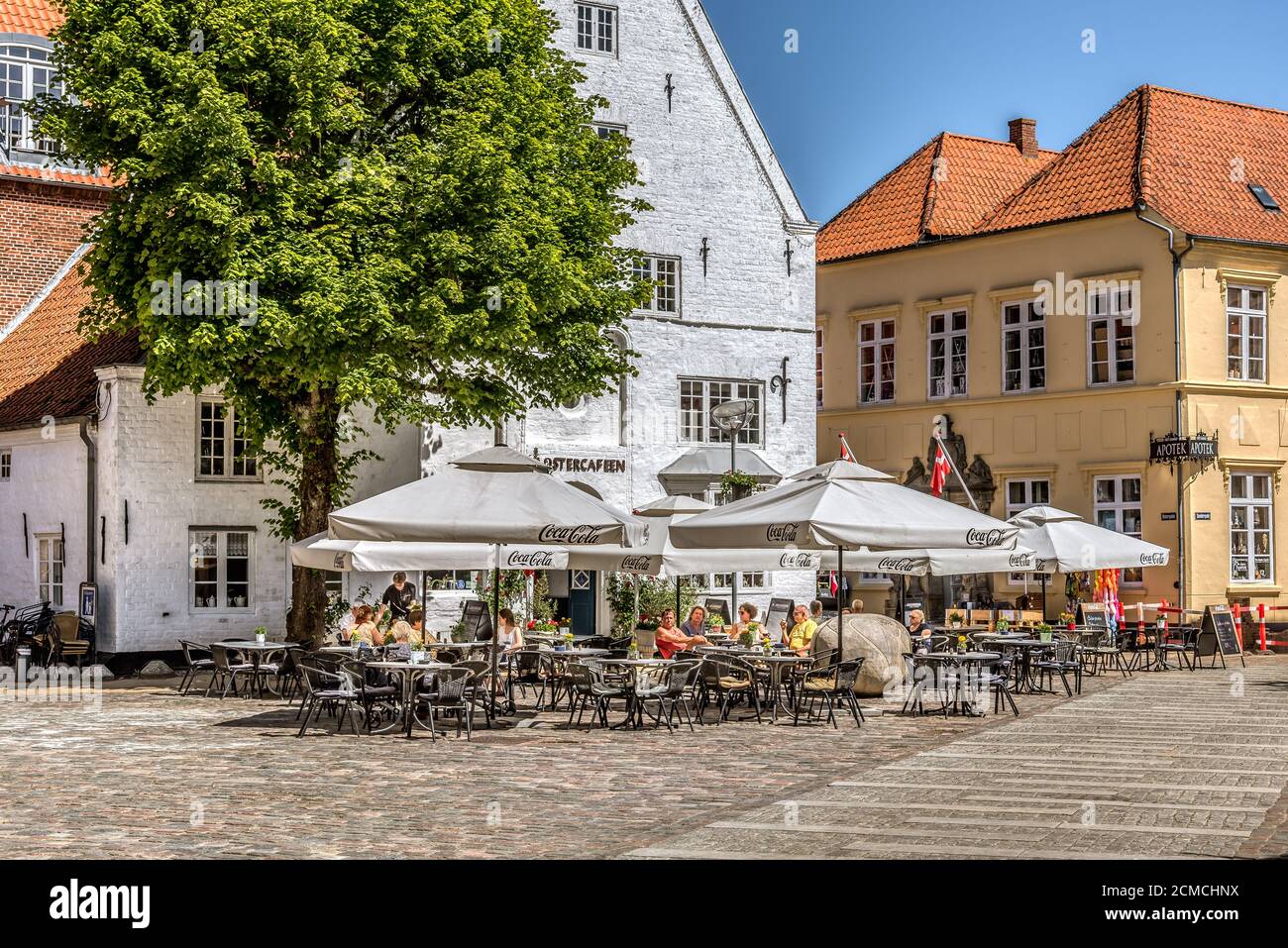 Restaurants in der Sonne mit Sonnenschirmen auf dem Platz in Tonder, Dänemark, 1. Juni 2020 Stockfoto