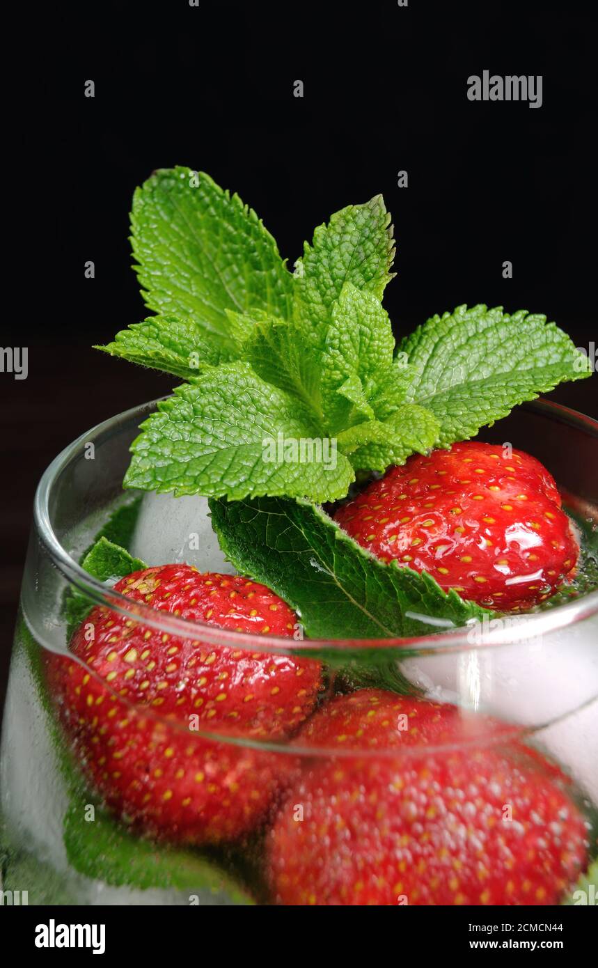 Trinken Sie Erdbeere und Minze Stockfoto