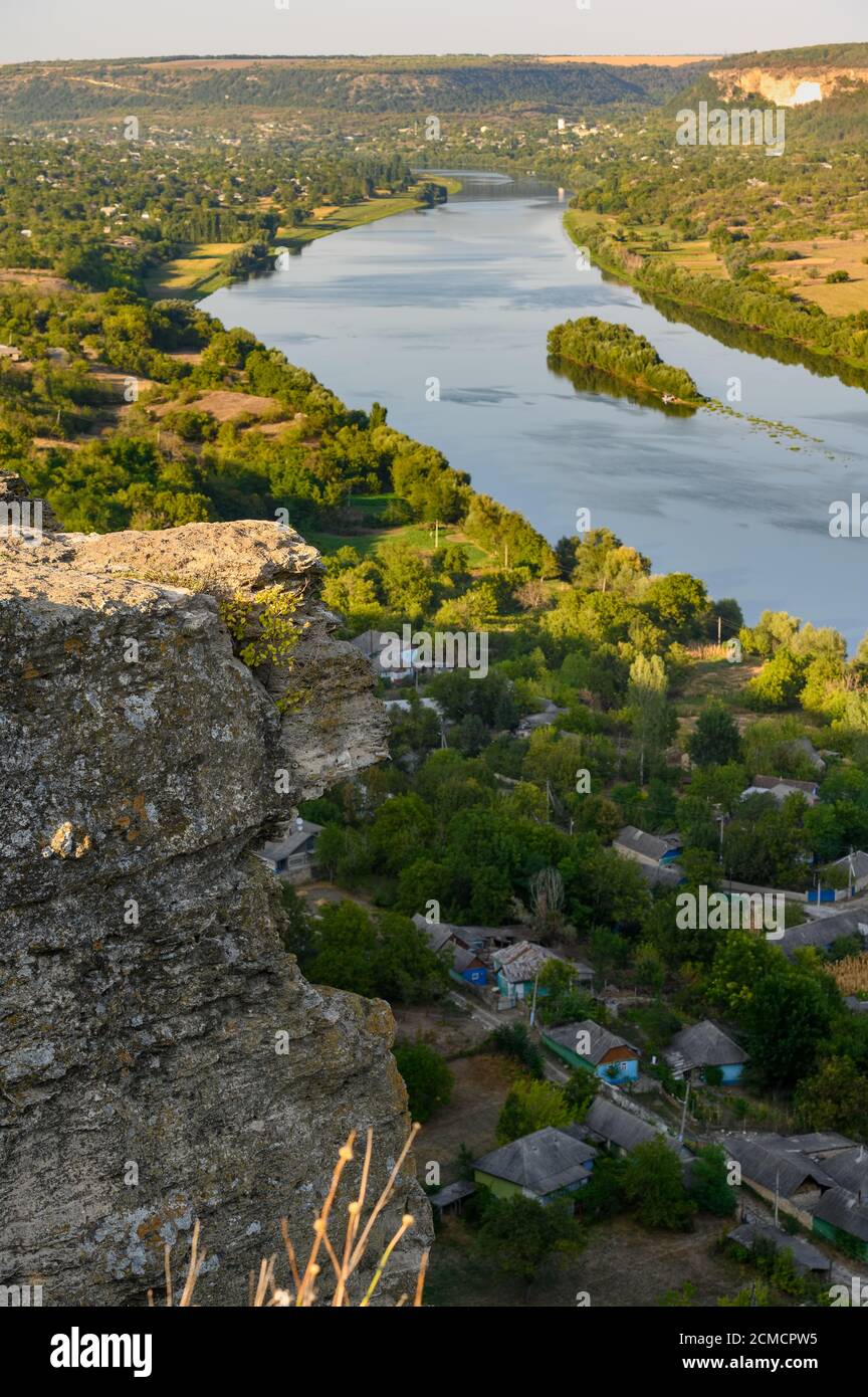 Blick auf Socola Dorf und Dniester Fluss von der hohen Klippe, Moldawien Stockfoto