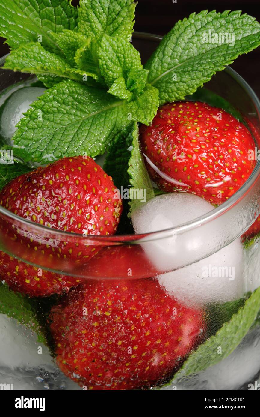 Trinken Sie Erdbeere und Minze Stockfoto