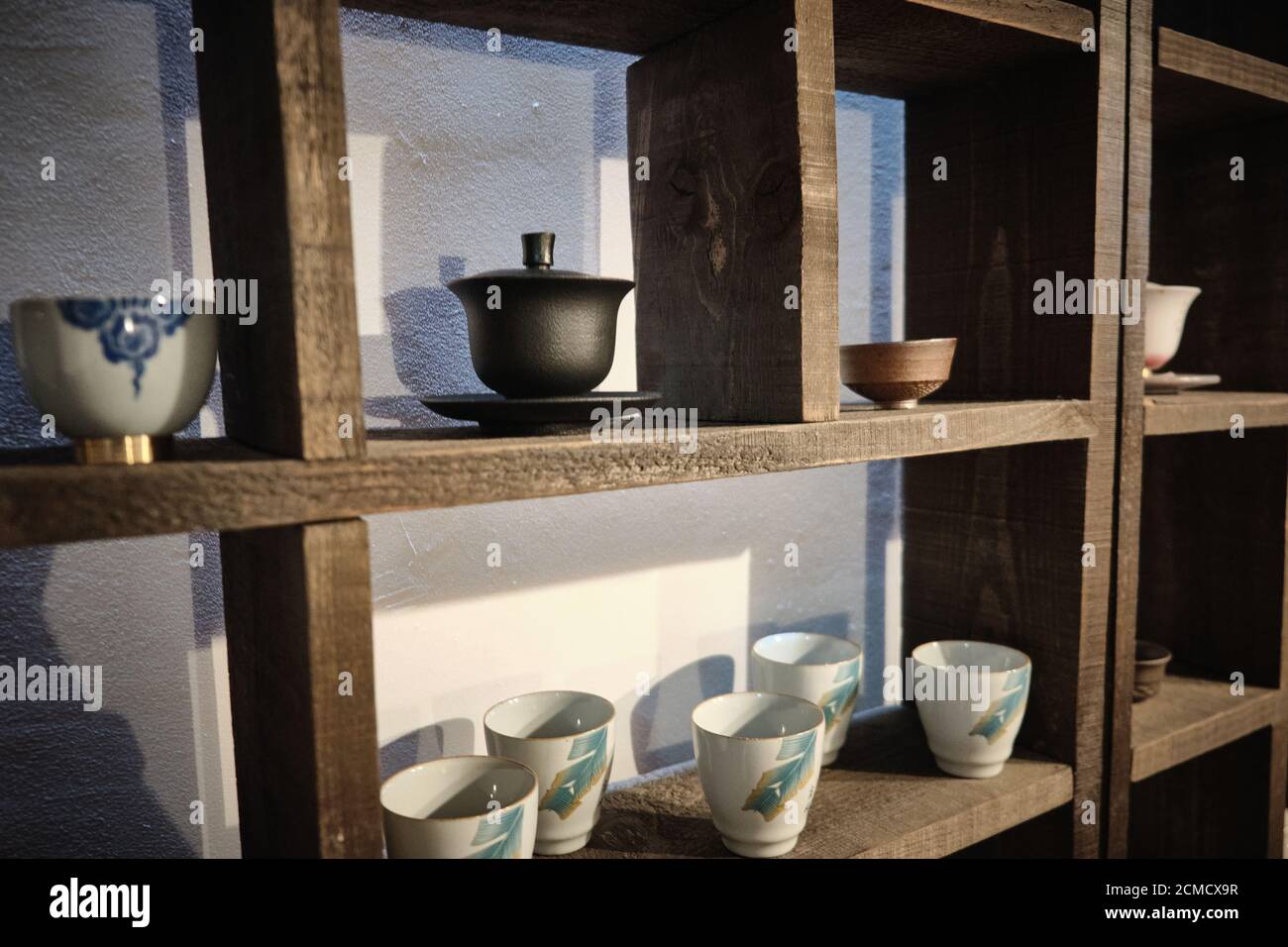 Traditionelles chinesisches Teehaus in den Regalen Stockfoto