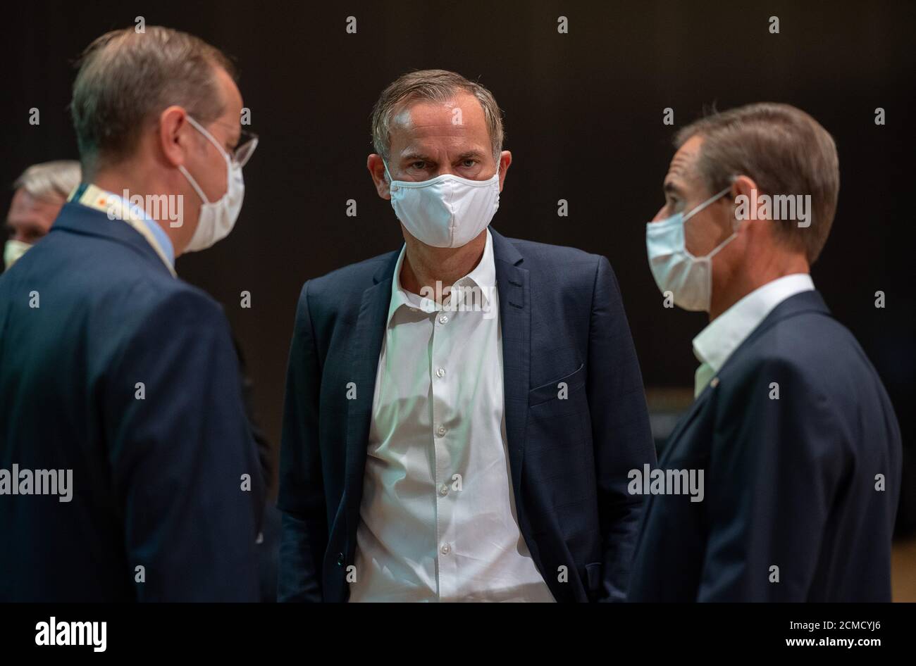 17. September 2020, Baden-Württemberg, Stuttgart: Jörg Stratmann (l-r), Vorsitzender der Geschäftsführung der Mahle GmbH, Oliver Blume, Vorsitzender der Geschäftsführung der Porsche AG, Und Volkmar Denner, Vorsitzender der Geschäftsführung der Robert Bosch GmbH, sprechen während der Präsentation der Zwischenergebnisse des 'Strategischen Dialogs mit der Automobilindustrie BW'. Der siebenjährige Strategiedialog wurde 2017 eingeleitet. In regelmäßigen Top-Level-Meetings und in verschiedenen Arbeitsgruppen überlegen Regierung und Industrie gemeinsam, wie sie auf die Veränderungen in der Branche reagieren können. Foto: Seba Stockfoto