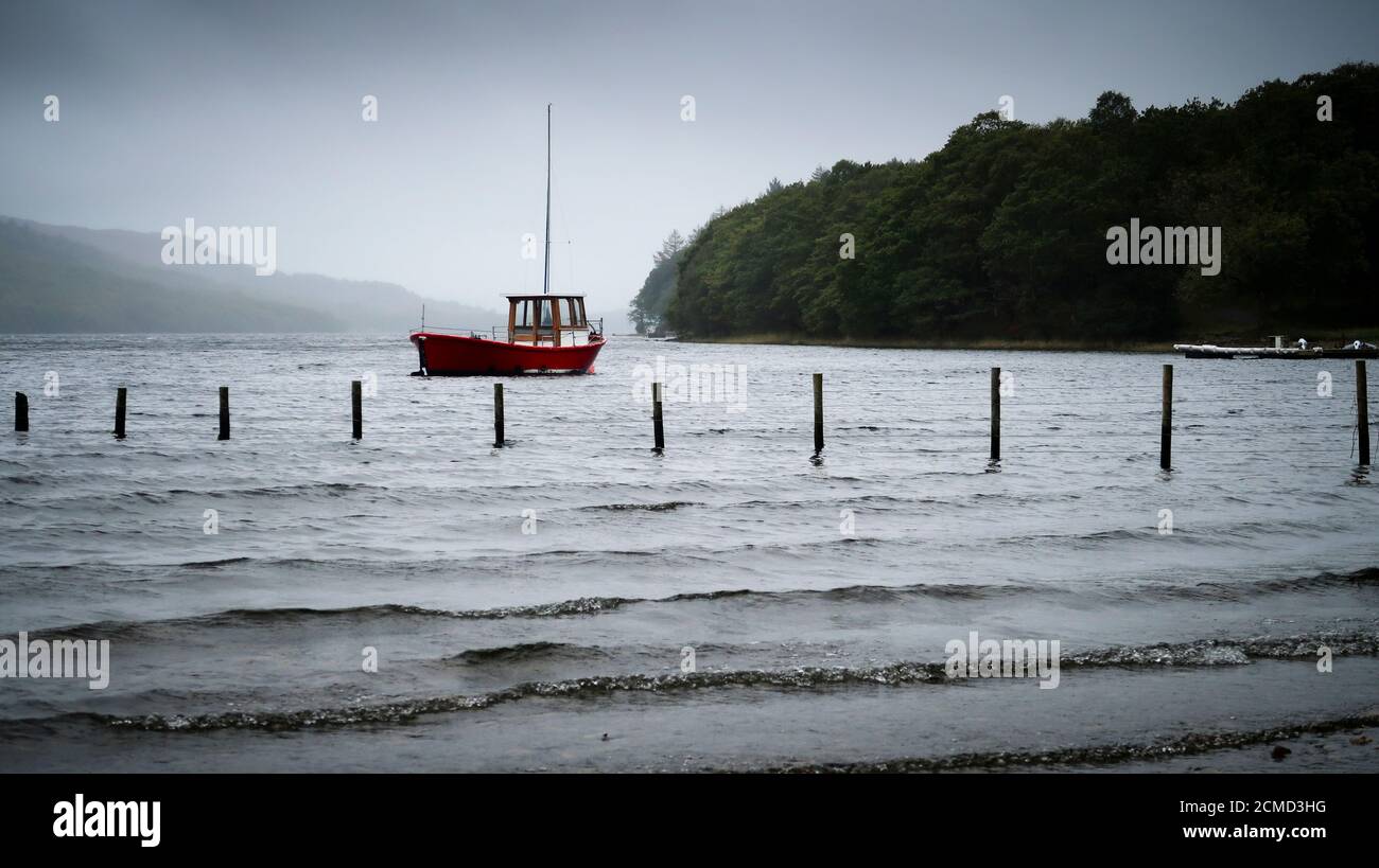 Boot an der Anlegestelle auf dem Coniston Water Lake District in Großbritannien Stockfoto