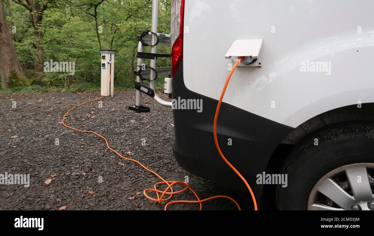 Externer elektrischer Anschlusspunkt und Kabel am Wohnmobil Stockfoto