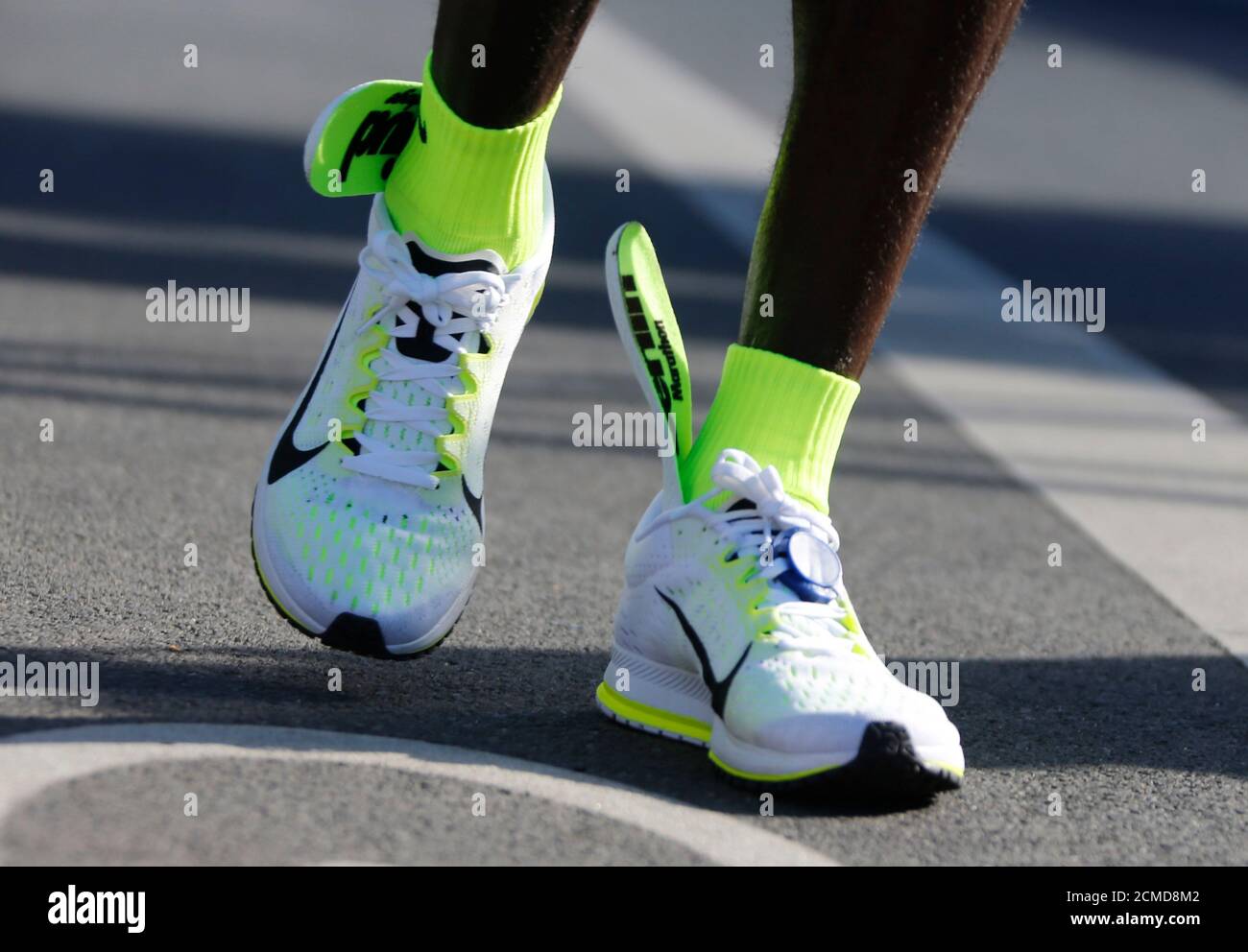 Die Einlegesohlen der Laufschuhe von Eliud Kipchoge aus Kenia sind bis zu  seinen Knöcheln rutscht zu sehen, nachdem er die Ziellinie überquert hat,  um den 42. Berlin-Marathon der Männer zu gewinnen, in