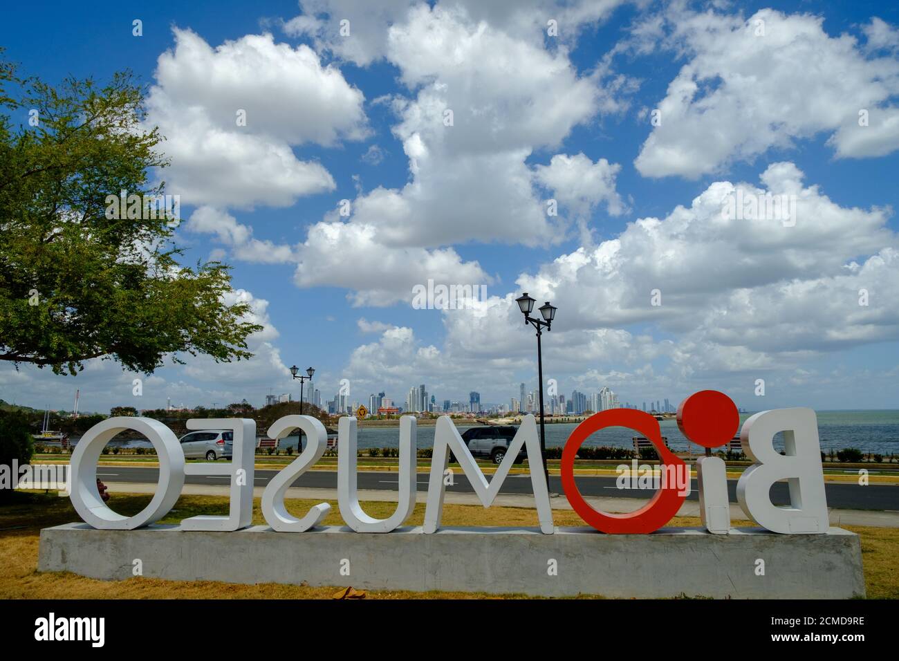 PANAMA-STADT, PANAMA - 29. Feb 2020: Weltberühmtes Biomuseo-Schild mit Blick auf Panama-Stadt am schönen Nachmittag. Stockfoto