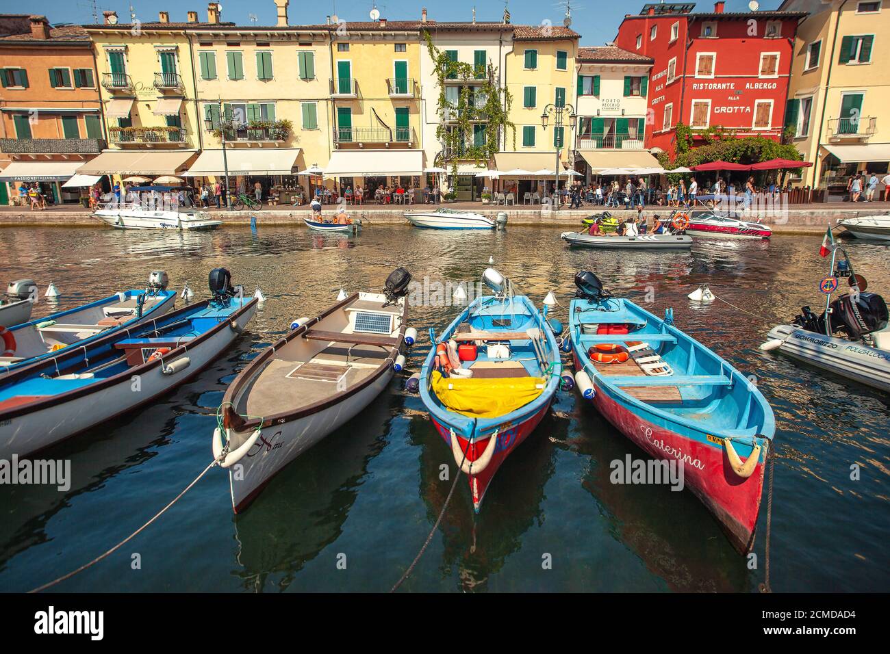 Dogana Veneta und Porticciolo in Lazise, in Italien mit farbigen Booten 7 Stockfoto