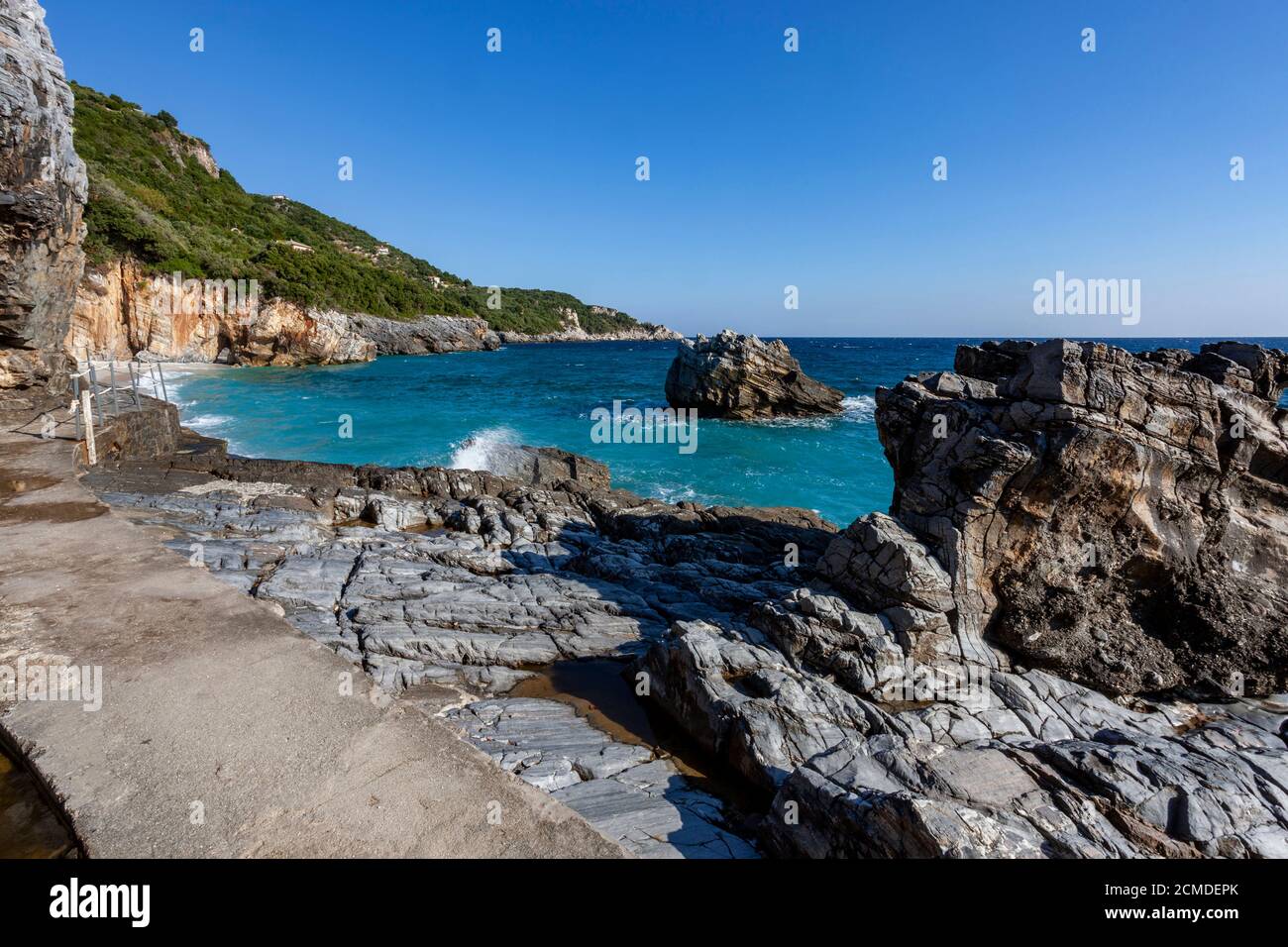 Strände von Griechenland, Felsformationen auf Mylopotamos Strand, Pelion, Volos Bezirk Stockfoto