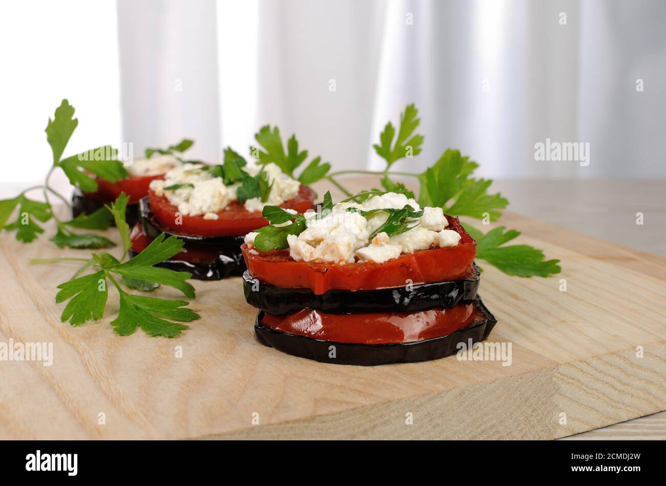 Geröstete Aubergine mit Tomaten und Ricotta Stockfoto