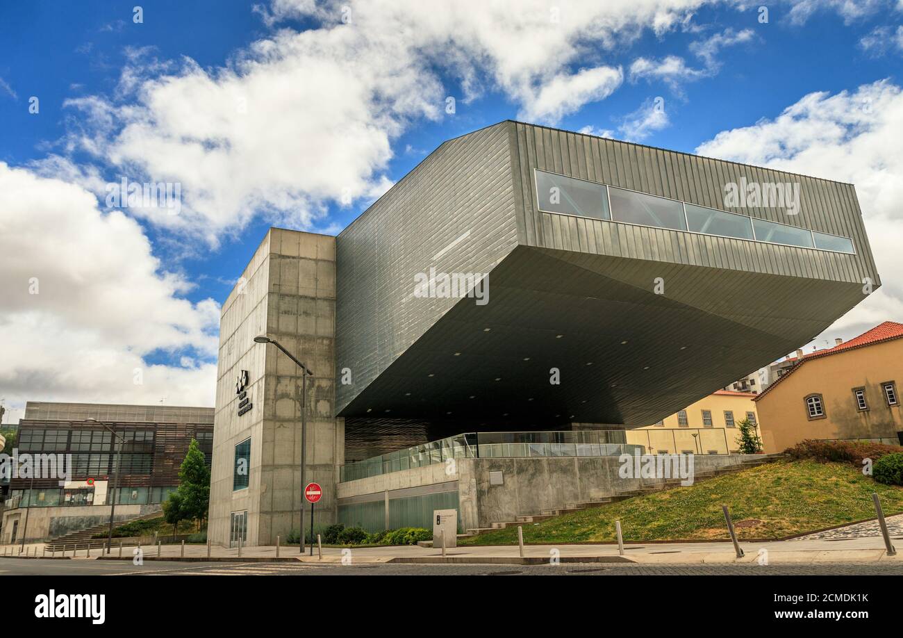 Castelo Branco, Portugal - 11. Juni 2020: Blick auf das Gebäude des Zentrums für Zeitgenössische Kultur von Castelo Branco, in Portugal. Stockfoto
