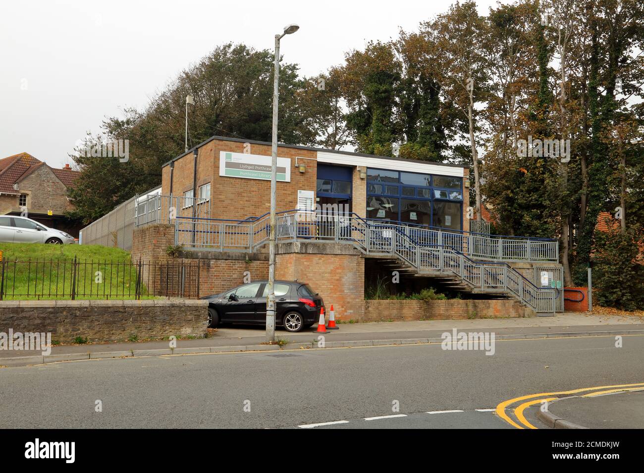 Porthcawl Stadt Leihbibliothek befindet sich direkt an der Hauptstraße dieser kleinen, aber belebten Stadt an der Südwales Küste. Stockfoto