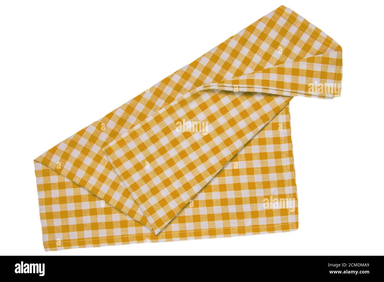 Handtücher isoliert. Nahaufnahme von gelber und weißer karierter Serviette oder Picknick-Tischdecke Textur isoliert auf weißem Hintergrund. Küchentuch. Stockfoto