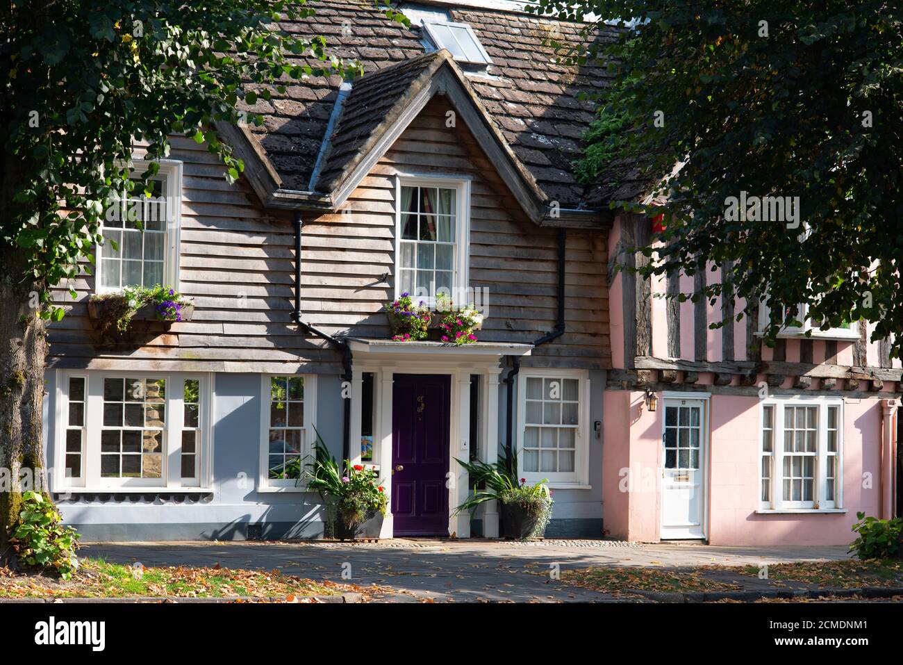 Historisches altes Horsham, denkmalgeschützte Gebäude am Causeway an einem späten Sommernachmittag. Horsham, West Sussex, England, Großbritannien. Stockfoto