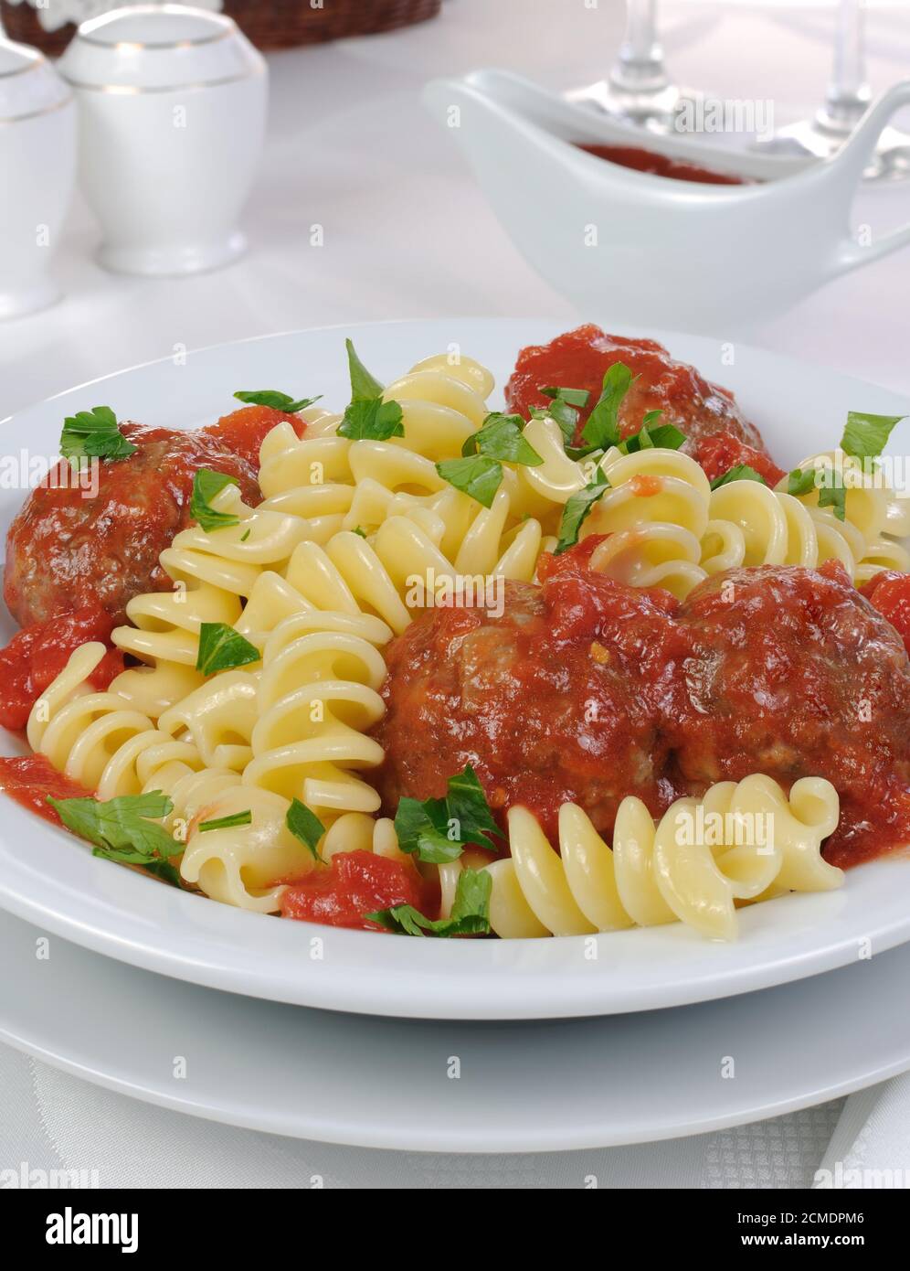 Pasta mit Hackfleischbällchen in Tomatensauce und Kräutern Stockfoto