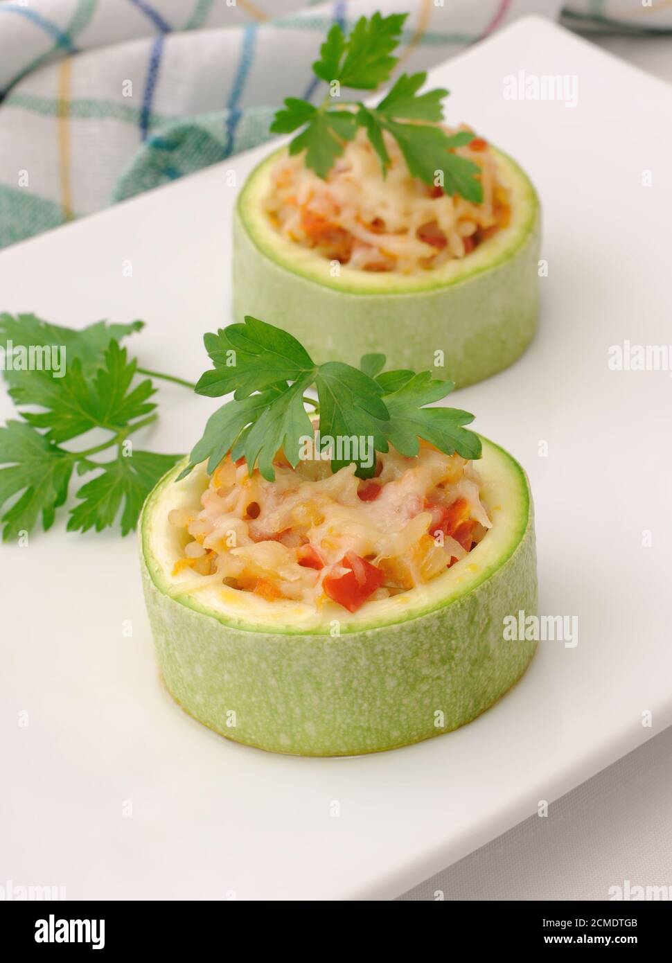 Zucchini gefüllt mit Gemüse mit Reis und Käse Stockfoto