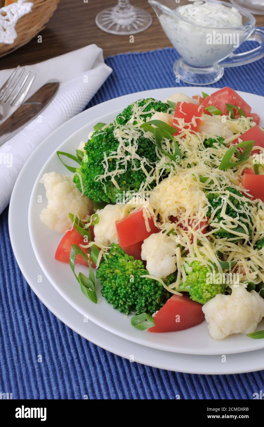 Blumenkohlensalat mit Tomaten und Brokkoli Stockfoto