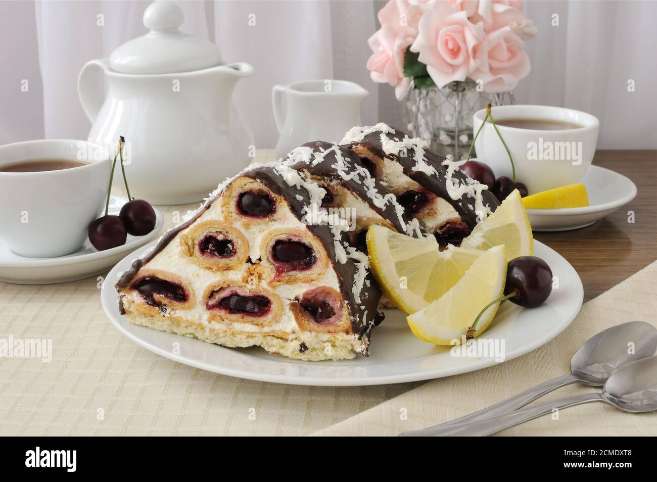 Kuchen mit Kirschschokolade mit Kokosnuss Stockfoto