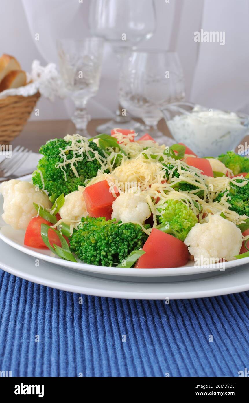 Blumenkohlensalat mit Tomaten und Brokkoli Stockfoto