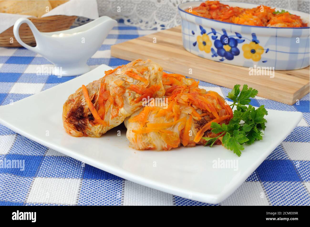 Kohlröllchen in Tomatensoße mit Zwiebeln und Karotten Stockfoto