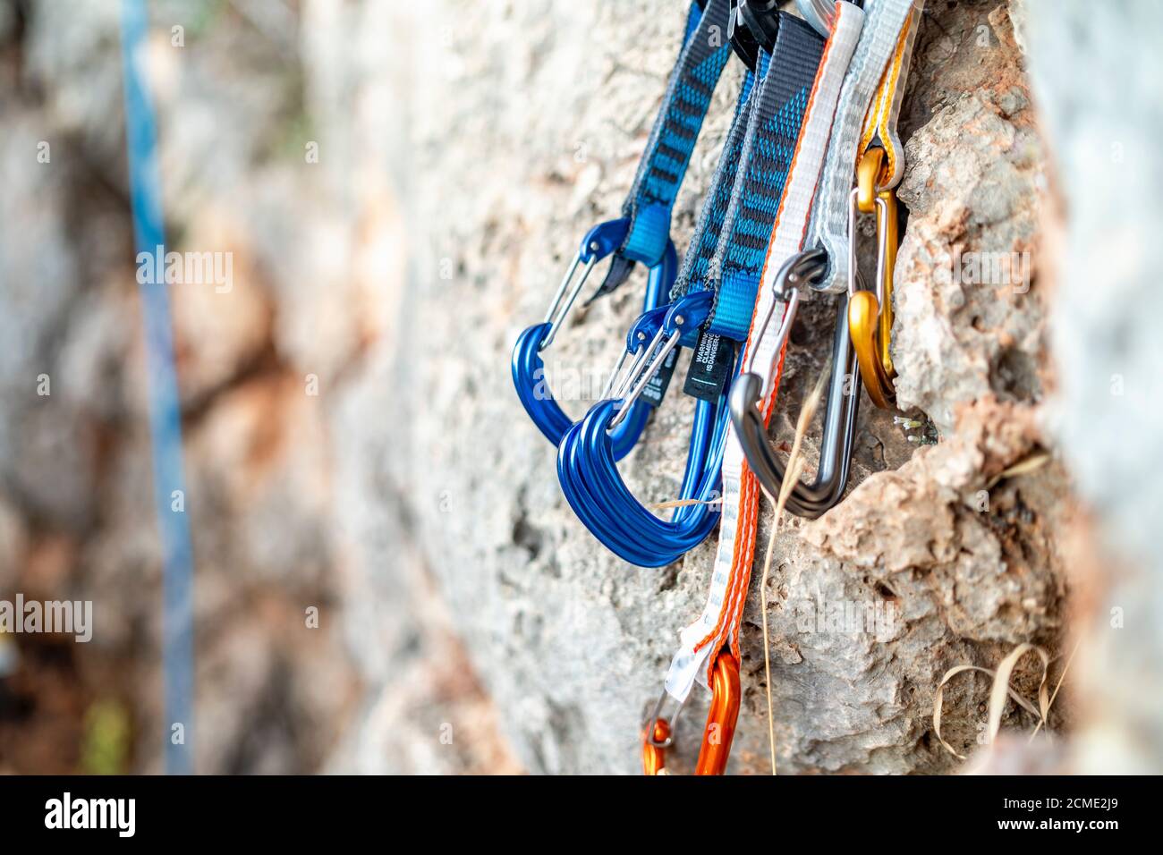 Ein paar Karabiner für Kletterer, die am Fels hängen Stockfoto