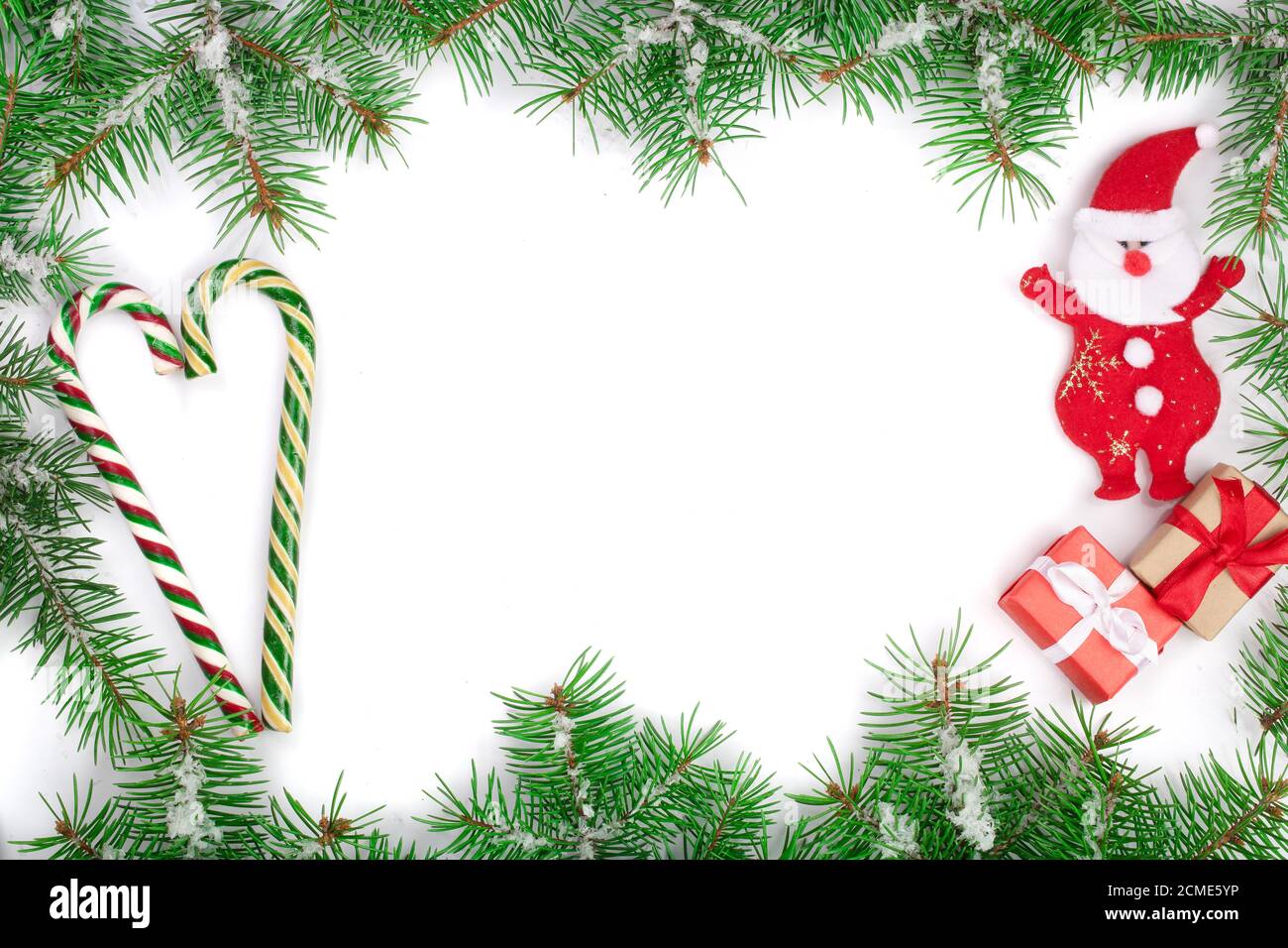 Weihnachten Rahmen der Fir Tree Branch mit Schnee auf weißem Hintergrund mit Kopie Platz für Ihren Text isoliert. Ansicht von oben Stockfoto