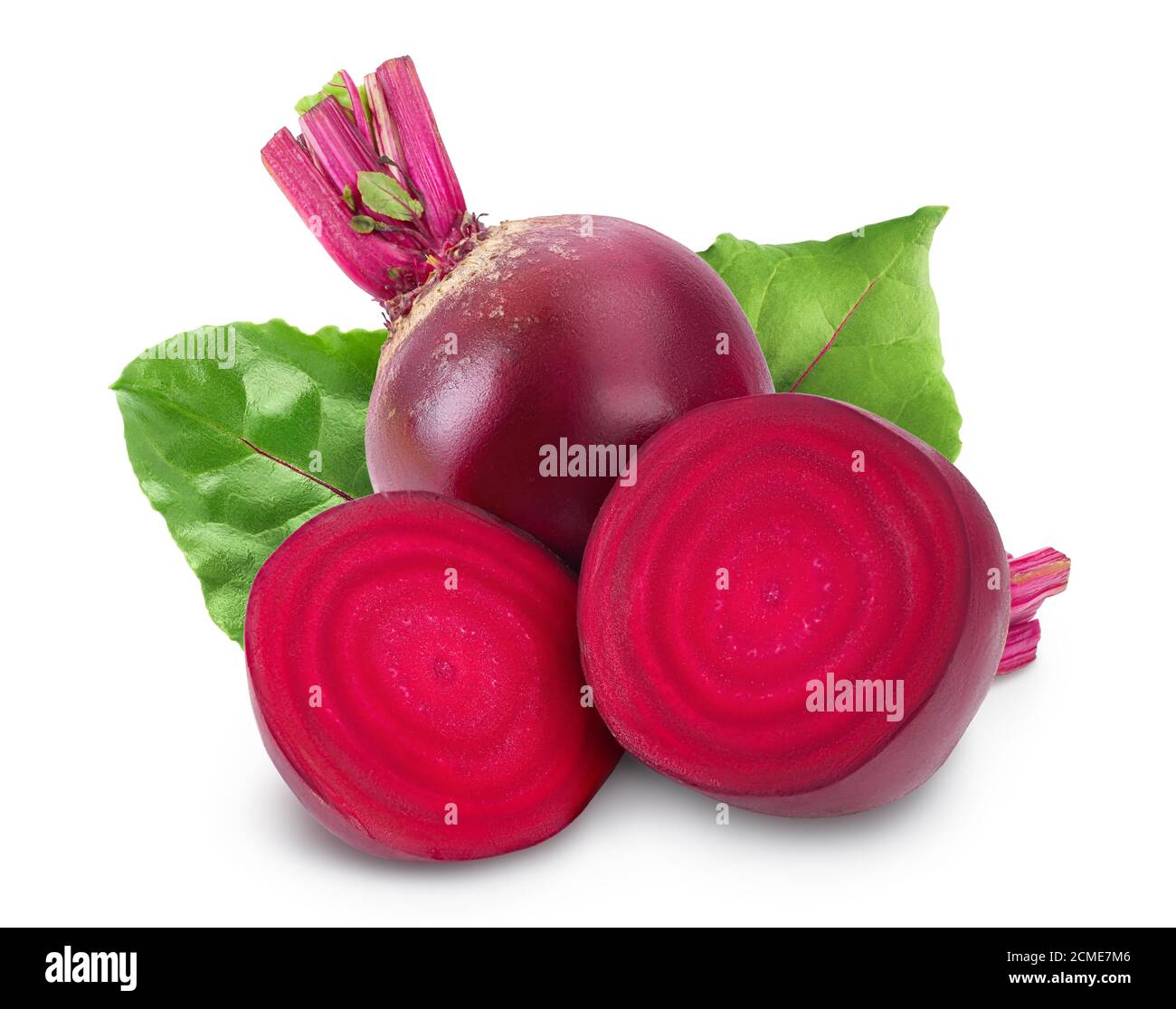 Rote Bete mit Halb- und Scheibe isoliert auf weißem Hintergrund mit Beschneidungspfad und voller Schärfentiefe Stockfoto