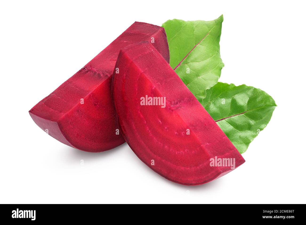 Rote Bete Scheiben isoliert auf weißem Hintergrund mit Beschneidungspfad und voller Schärfentiefe Stockfoto