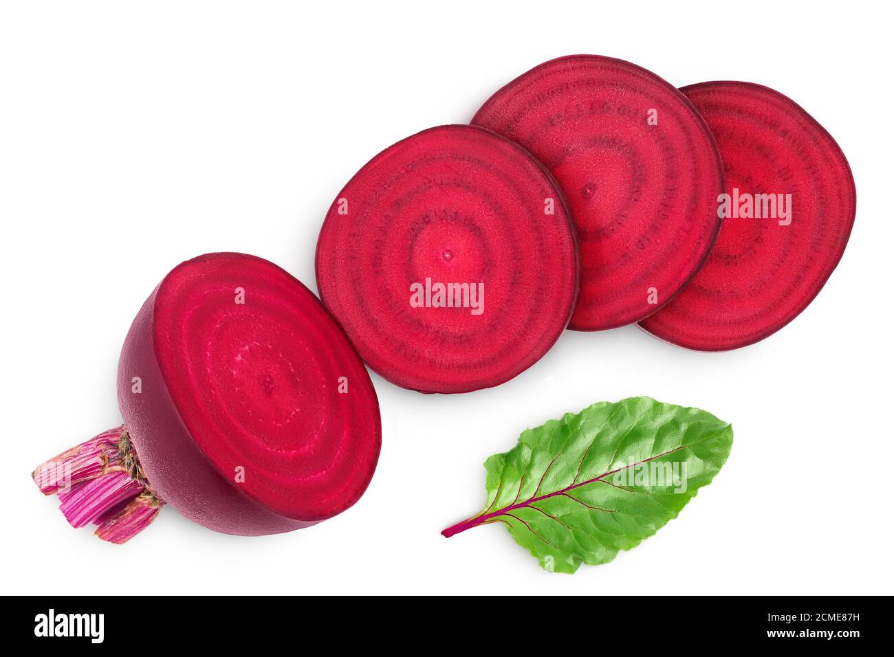 Rote Beete auf weißem Hintergrund isolierte Scheiben mit Beschneidungspfad und voller Schärfentiefe. Draufsicht. Flach liegend Stockfoto