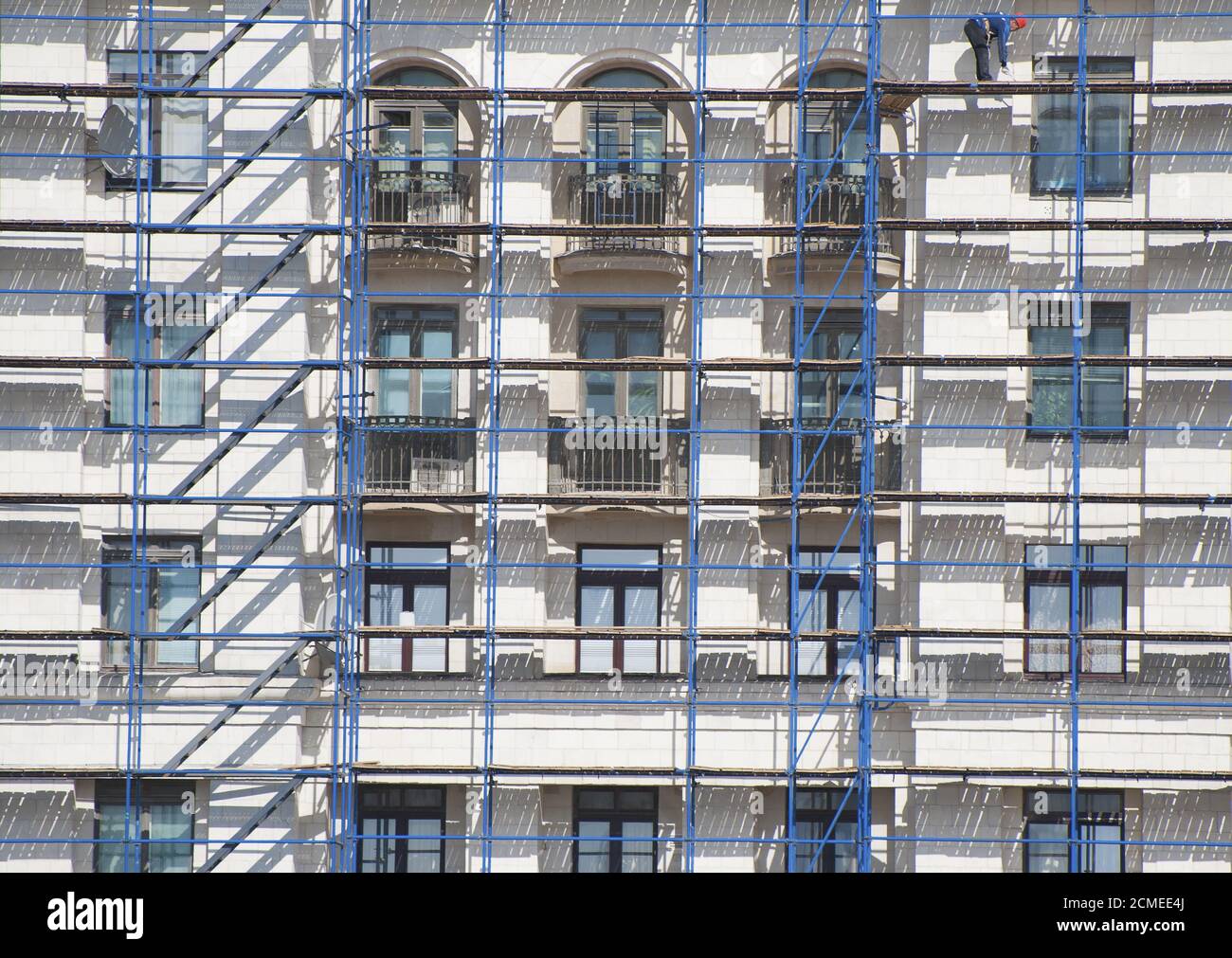 Die Fassade eines Wohngebäudes in Gerüsten. Stockfoto