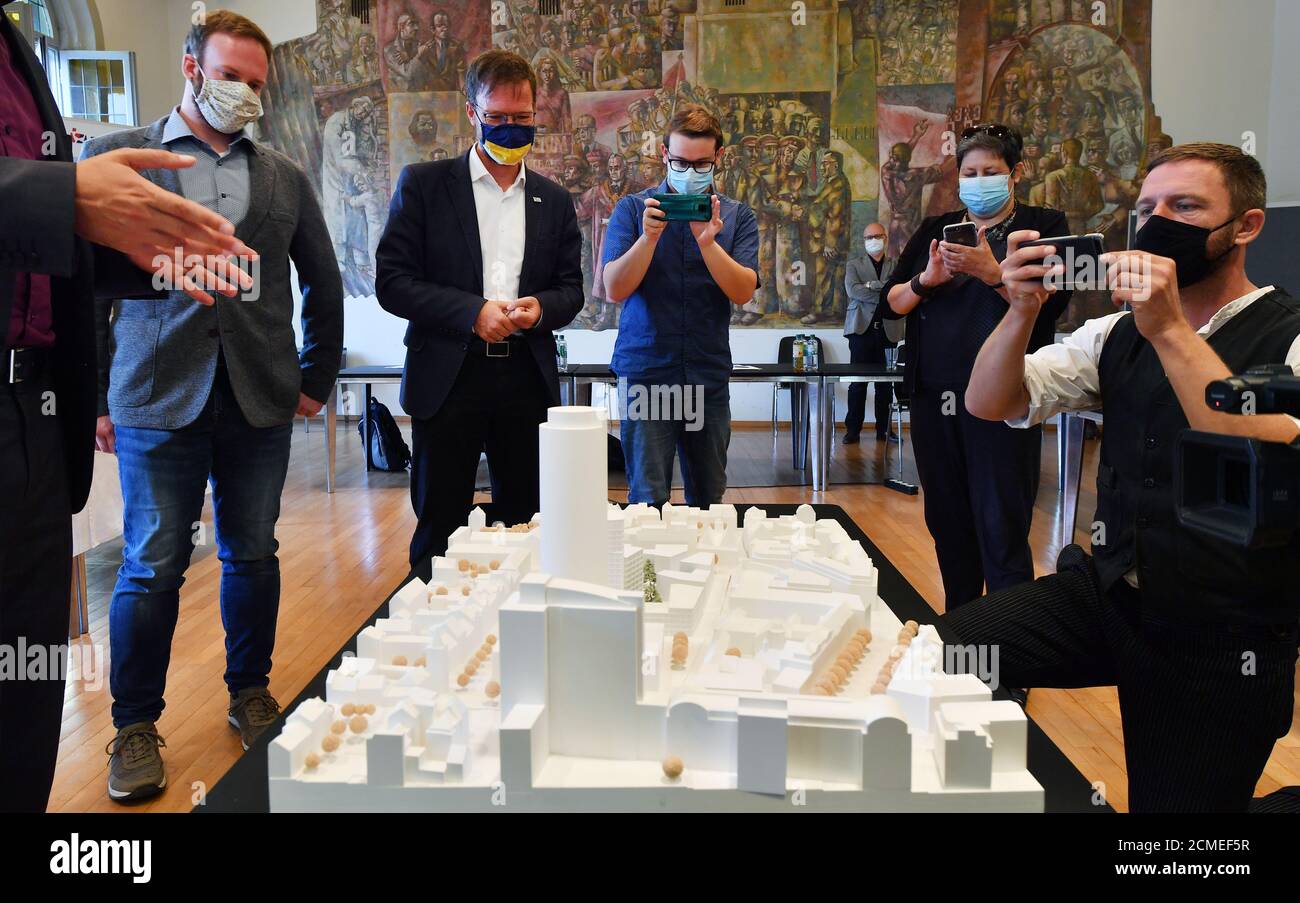 Jena, Deutschland. September 2020. Thomas Nitzsche (2. V.l., FDP), Oberbürgermeister von Jena, Manuel Rost (l.), Mitglied des Werkstattausschusses, und Journalisten schauen sich ein Modell des architektonischen Entwurfs für drei neue Hochhäuser am Eichplatz im Zentrum Jenas an. Die Entwürfe für den Eichplatz werden seit fast 30 Jahren gesammelt und nun ist eine Entscheidung zu treffen. Quelle: Martin Schutt/dpa-Zentralbild/dpa/Alamy Live News Stockfoto