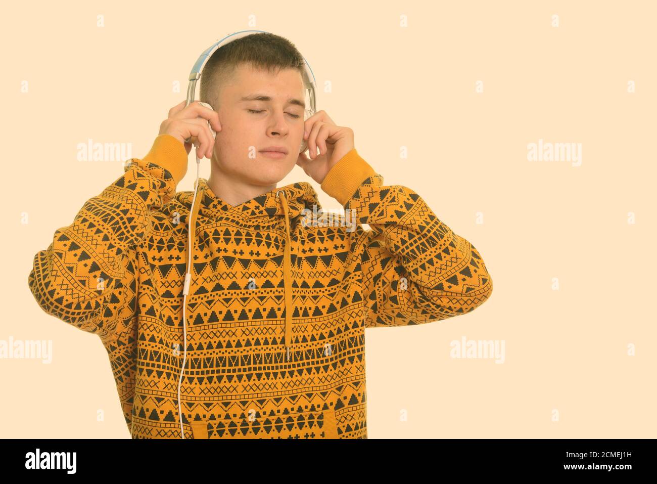 Jungen kaukasischen Mann Hören von Musik mit geschlossenen Augen Stockfoto