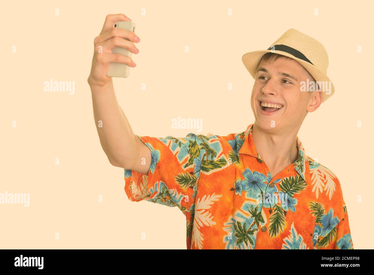 Junge glücklich kaukasischen Mann lächelnd und unter selfie mit Handy Stockfoto