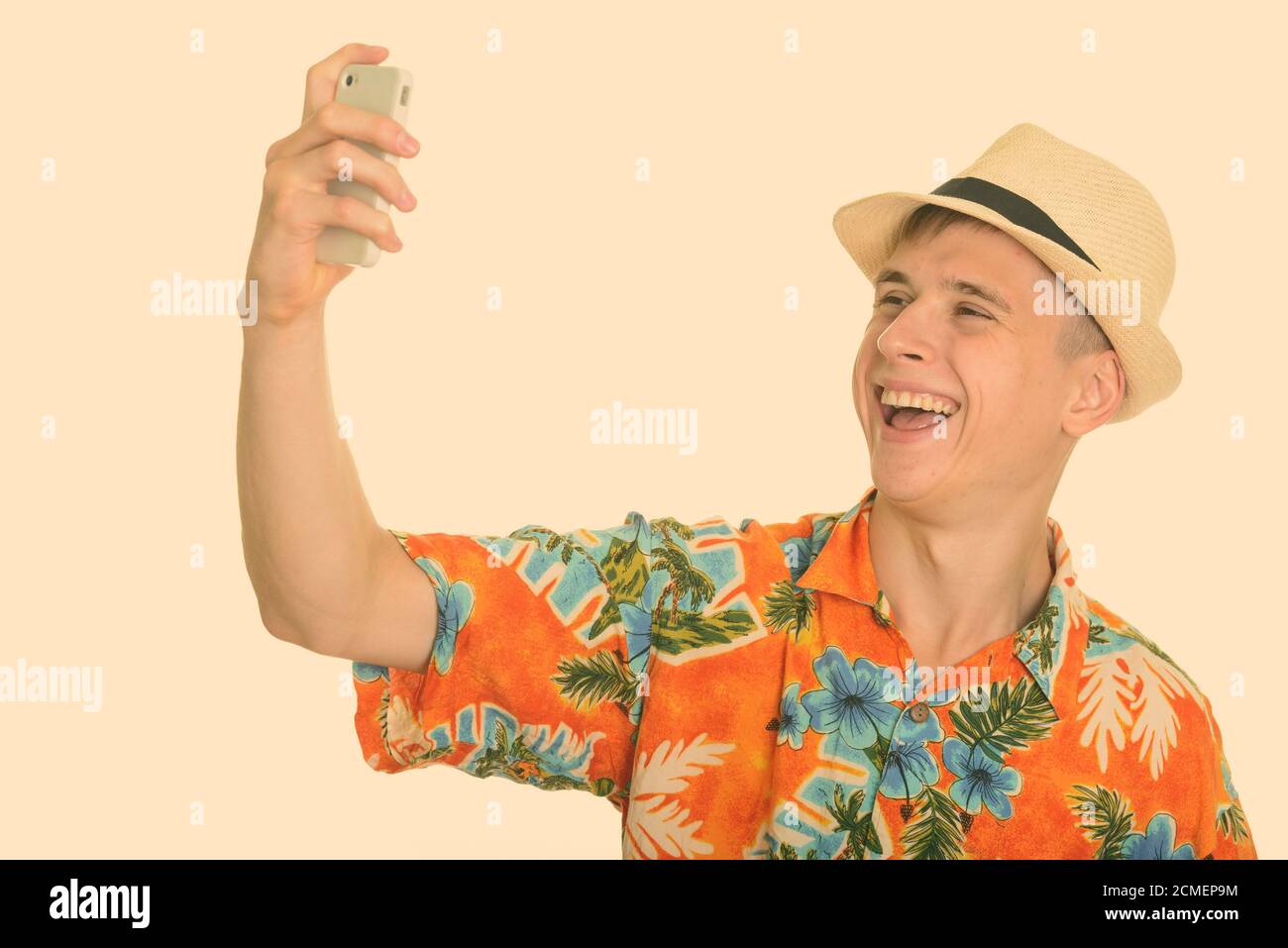 Junge glücklich kaukasischen Mann lächelnd und unter selfie mit Handy Stockfoto