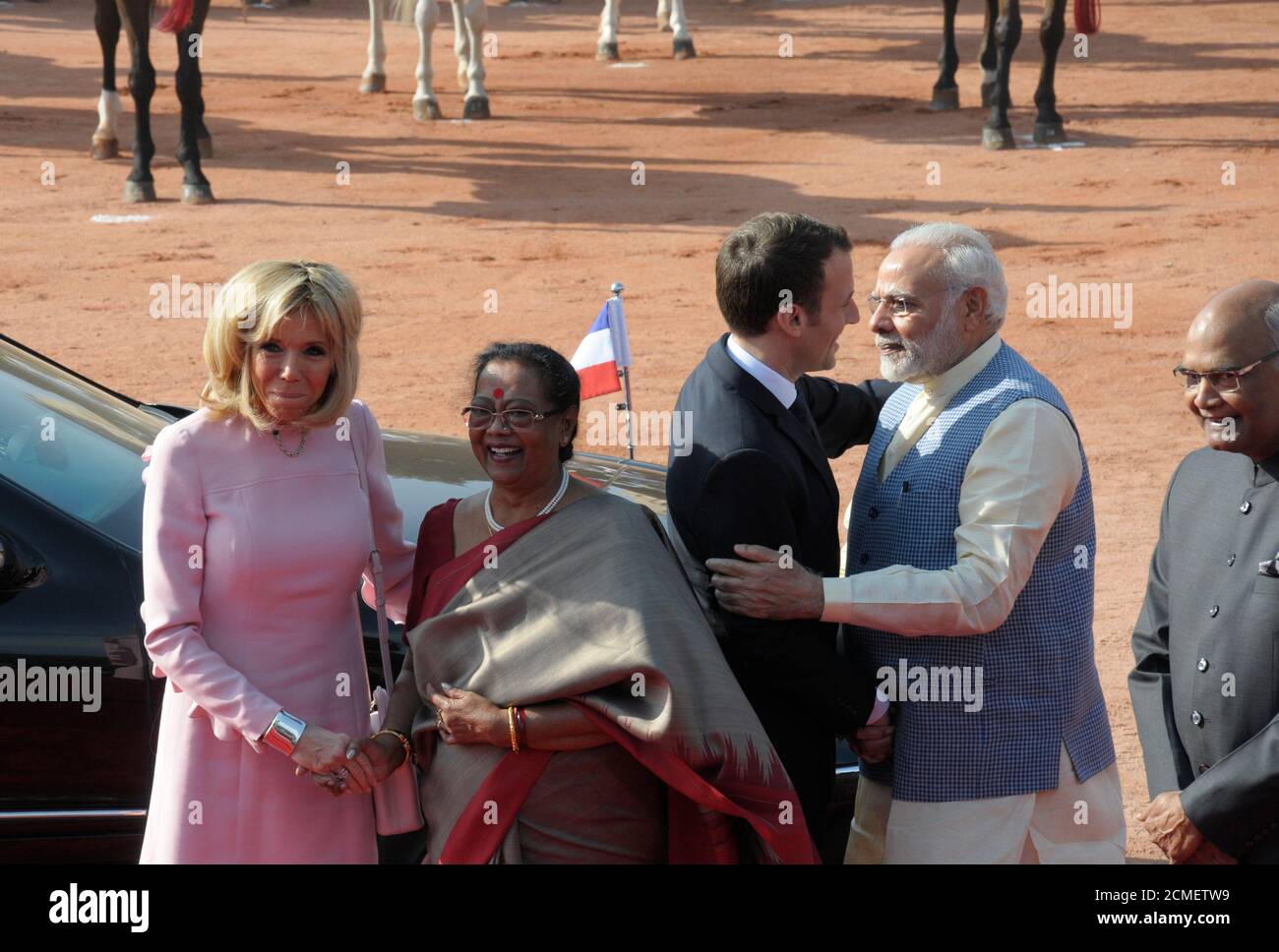 Der indische Premierminister Narendra Modi begrüßt den französischen Präsidenten Emmanuel Macron Während eines feierlichen Empfangs im Vorplatz des Präsidenten Palace Stockfoto