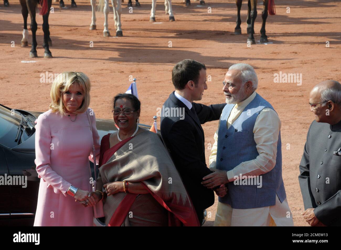 Der indische Premierminister Narendra Modi begrüßt den französischen Präsidenten Emmanuel Macron Während eines feierlichen Empfangs im Vorplatz des Präsidenten Palace Stockfoto