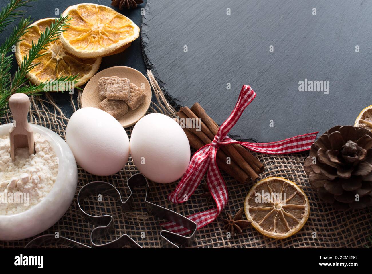 Weihnachten Hintergrund der Cookie-Zutaten auf der linken Seite gibt es Platz für Text. Flatlay, Draufsicht, Overhead, flach, Flat Lay. Zubereitung von Speisen. Stockfoto