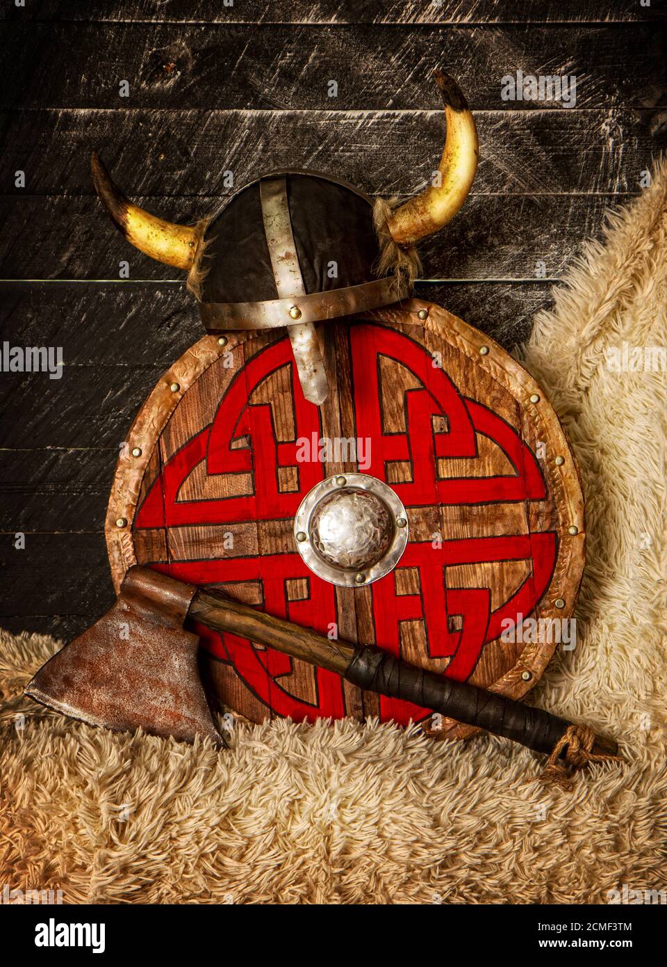 Stahl Axt gehörnten Helm und Holz wikinger Schild mit Muster Stockfoto