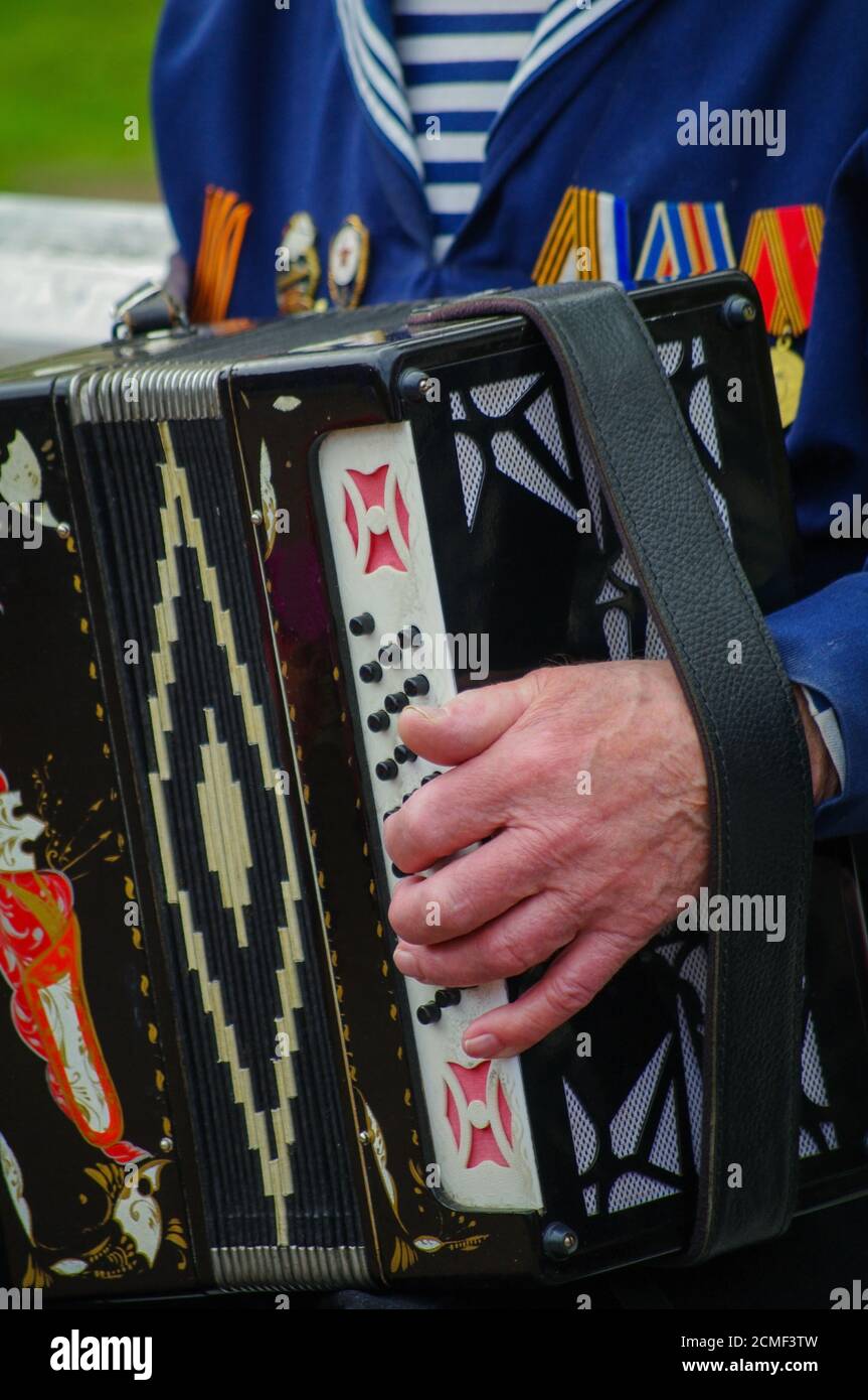 Erfreulicher Veteran spielt Akkordeon zum 69. Jahrestag des Sieges im Zweiten Weltkrieg , 2013, Stockfoto