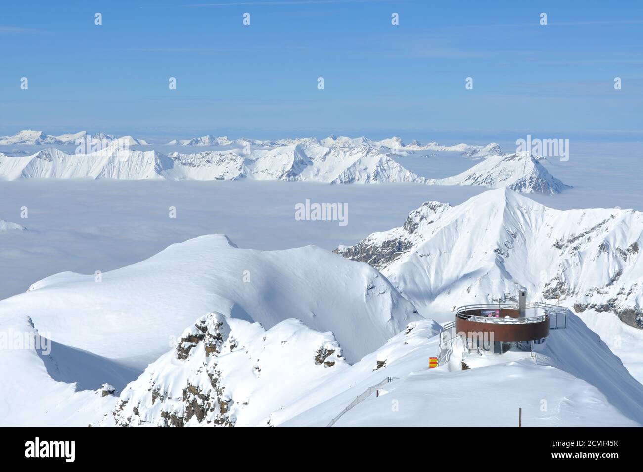 Blick vom Gipfel des Schilthorns über die Wolken Stockfoto